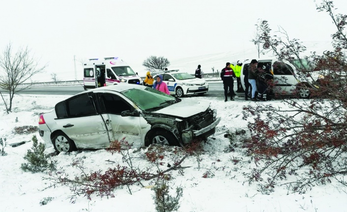 Kırşehir'de ağaca çarpan otomobildeki 4 kişi yaralandı