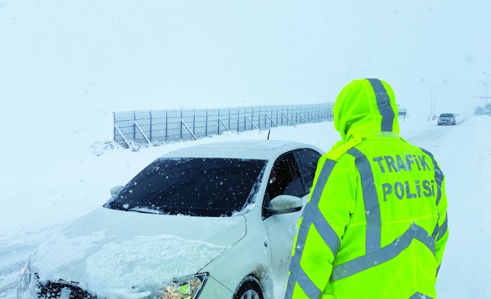 Kırşehir'de trafik ekipleri çetin kış şartlarında mesai yapıyor