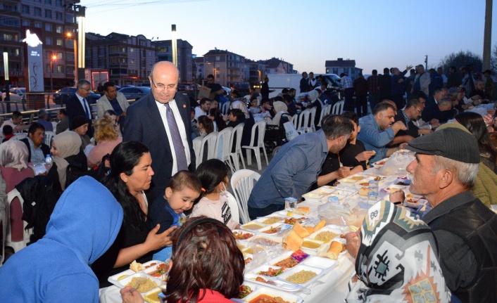 Başkan Ekicioğlu, Engelsiz Yaşam Merkezi’ndeki iftar programına katıldı