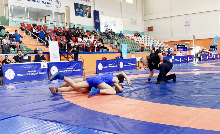 Okul Sporları Yıldızlar Güreş Birinciliği müsabakaları Kırşehir'de sürüyor