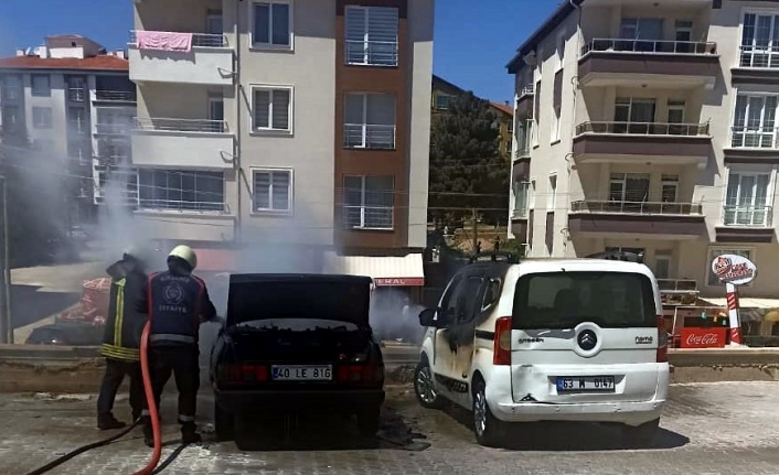 Kırşehir'de hastane otoparkındaki yangında 2 araç hasar gördü