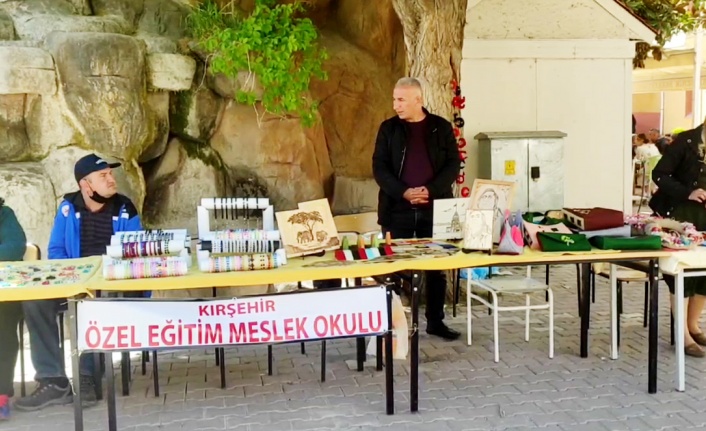 Kırşehir'de özel öğrenciler gönül dünyalarında şekillendirdikleri ürünleri sergiledi