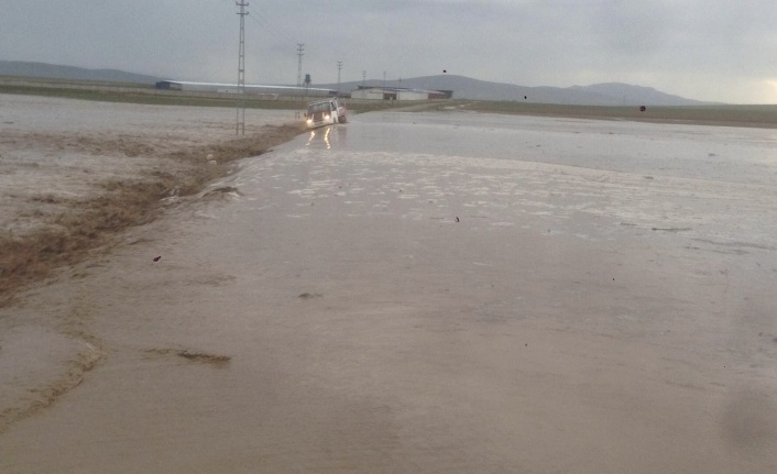Kırşehir'de sağanak bazı köylerde sele neden oldu