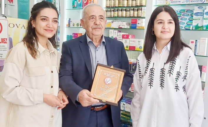 Kırşehir’in 51 yıllık eczacısı  İsmet Aslan’a plâket verildi