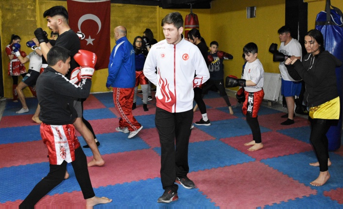 Şampiyon Sefa'nın başarısı gençleri kick boksa yöneltti