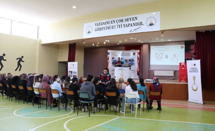 Kırşehir'de jandarma ekipleri kadınlara yönelik proje ve uygulamaları anlattı