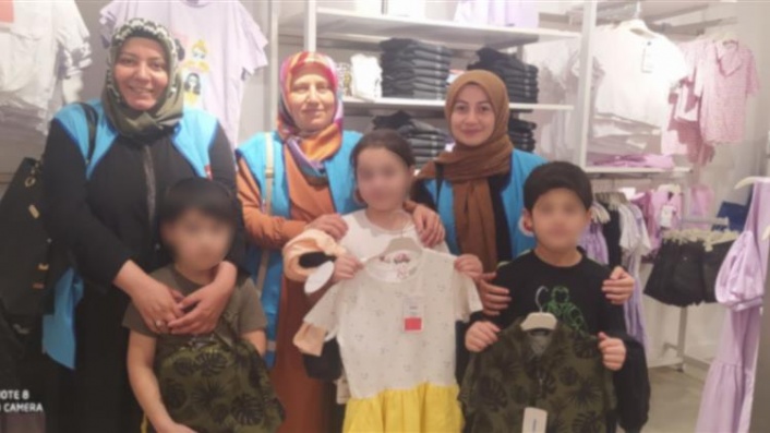 Kırşehir'de yetim çocuklara  bayramlık kıyafet hediye edildi