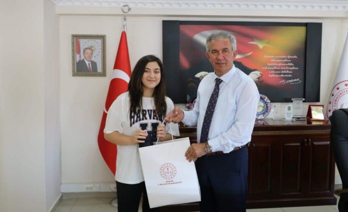 Milli Eğitim Müdürü Alpaslan Türkiye 1.’si Zeynep’i ağırladı