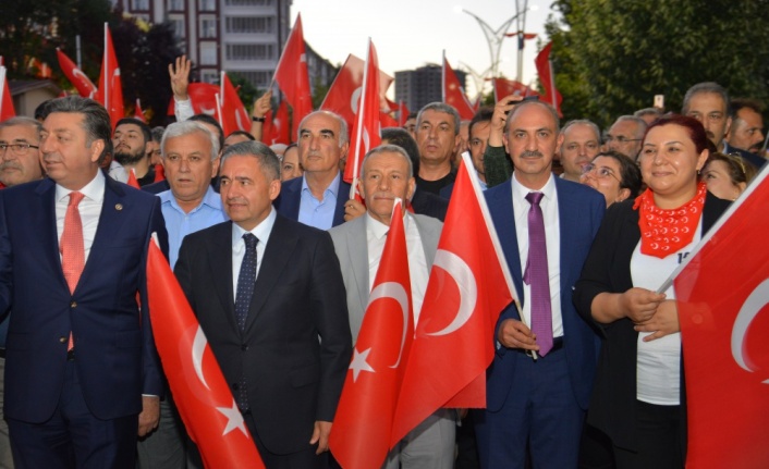 Rektör  Karakaya  “Türkiye Aşkına” Milli Birlik  ve Demokrasi Yürüyüşünde