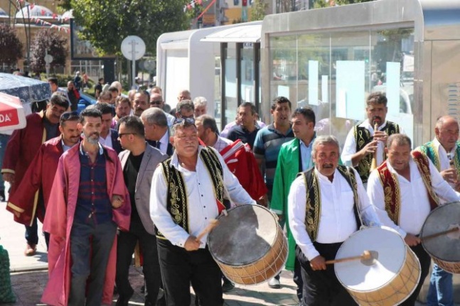 Kırşehir'de 35. Ahilik Haftası kutlamalarına esnaf davul zurna ile davet edildi