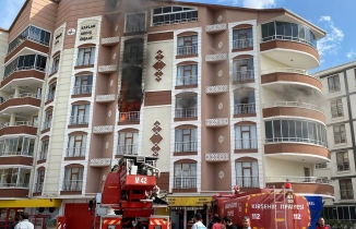 Kırşehir'de yangın çıkan apartmanda mahsur kalanları itfaiye kurtardı